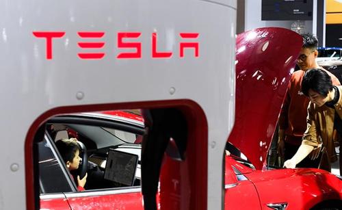 股價狂飆，券商緊急召開電話會議，特斯拉概念股投資風口追不追？